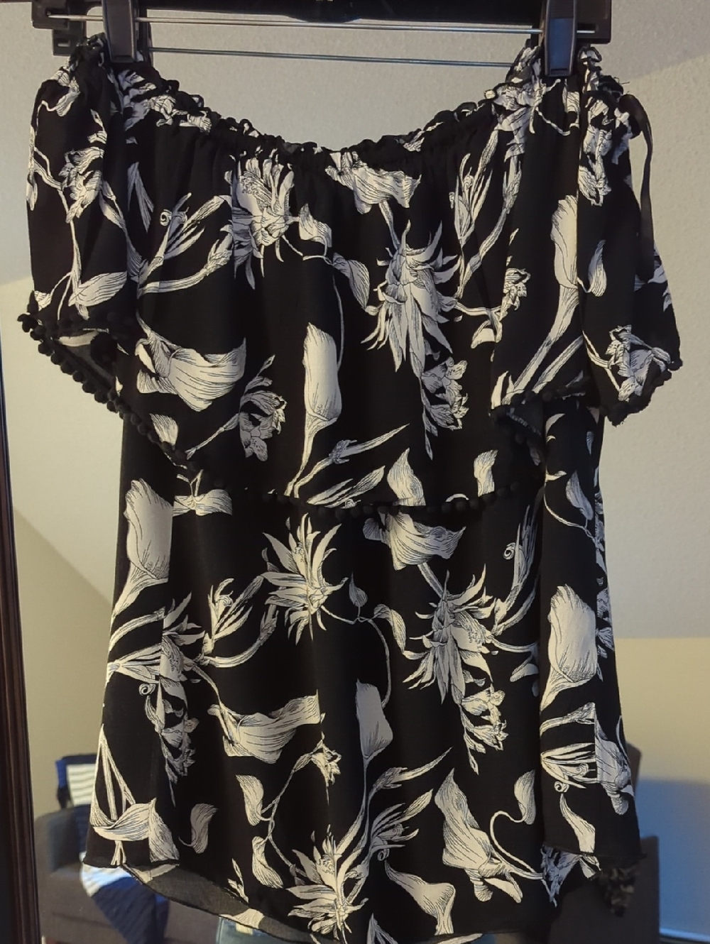 White House Black Market Black & White Floral Off-Shoulder Women’s Top